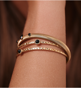 Bransoletka elastyczna złocona z czarnym agatem BEA0034