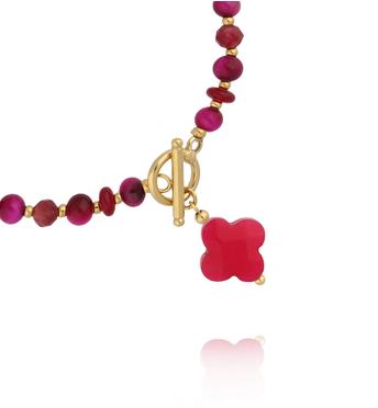 Bransoletka z czerwonymi jadeitami  z koniczynką i złotym zapięciem BPA0640