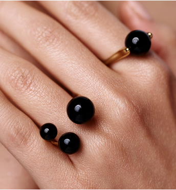 Pierścionek z trzema kulami z czarną emalią PSA1180