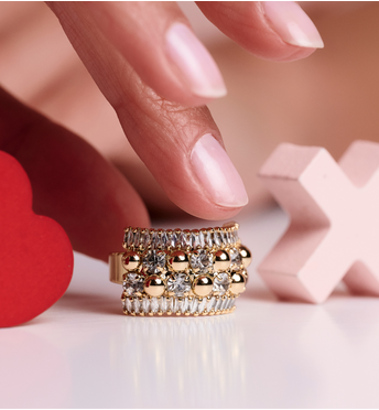 Pierścionek złocony z kulkami i kryształami PSS0217