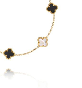 Bransoletka z białymi i czarnymi koniczynkami BSY0559