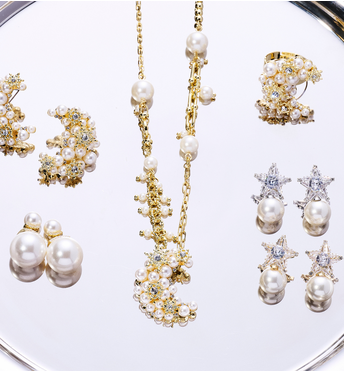 Kolczyki z gwiazdą z kryształów i perłą KLU0197