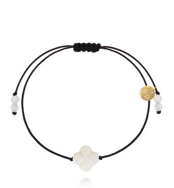 Bransoletka na czarnym sznurku z perłową koniczynką BMT0351