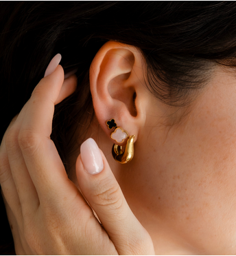 Kolczyk z czarną koniczynką KSA2154