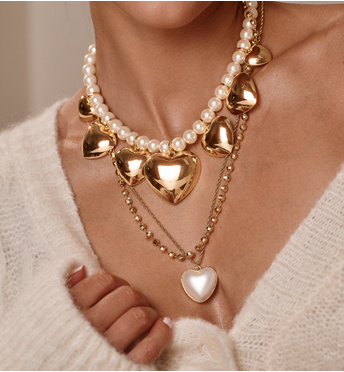 Naszyjnik z perłami i złotymi sercami NS0395