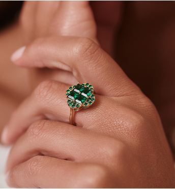 Pierścionek z zielonymi kryształkami PSS0186