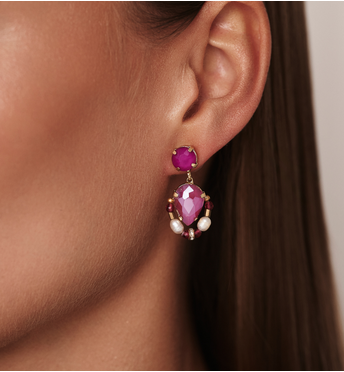 Kolczyki fuksjowe z perełkami i kryształami KGA0052