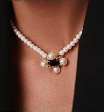 Naszyjnik z pereł z czarnym kryształem w złotej oprawie NS0393