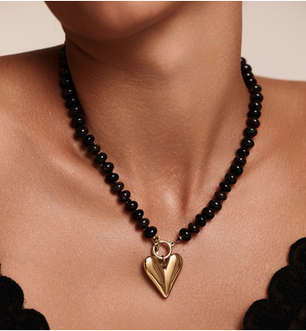 Naszyjnik z ciemnymi kamieniami i złotym sercem NPA1507