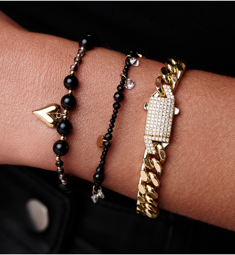 Bransoletka z czarnych, fasetowanych kamieni z kryształkami i złotymi zawieszkami BTW3671