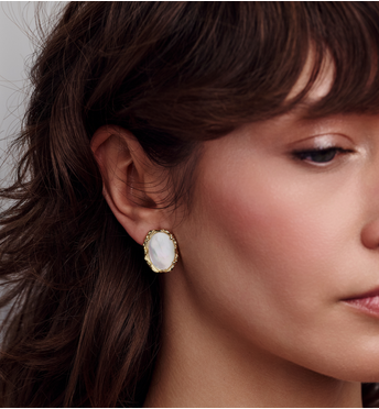 Kolczyki z masą perłową w złotej ozdobnej oprawie KSS2222