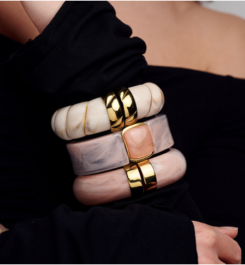 Bransoletka w odcieniu pudrowego różowego ze złotym zapięciem BEU0017