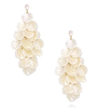 Kolczyki wiszące z płatkami w kolorze perłowym KLU0208