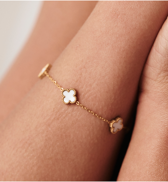 Bransoletka z białymi koniczynkami Clovers BSY0094