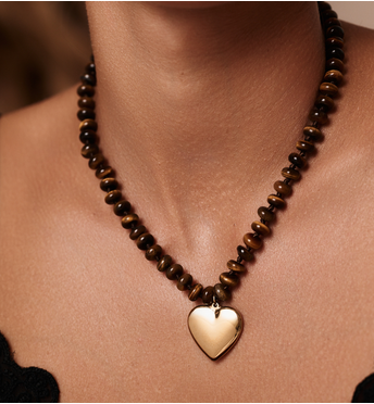 Naszyjnik z tygrysiego oka i złotym sercem NPA1505