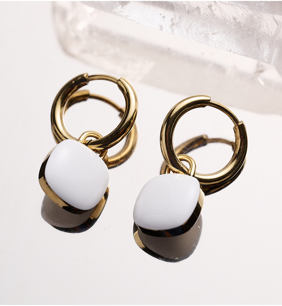 Kolczyki kółka z białą zawieszką KSY0370