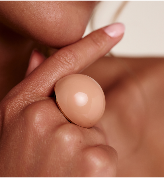 Pierścionek z brzoskwiniową emalią w złotej oprawie PSA1199