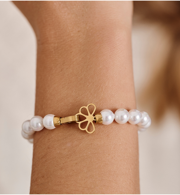 Bransoletka z białymi perłami i ozdobnym zapięciem BPE0148
