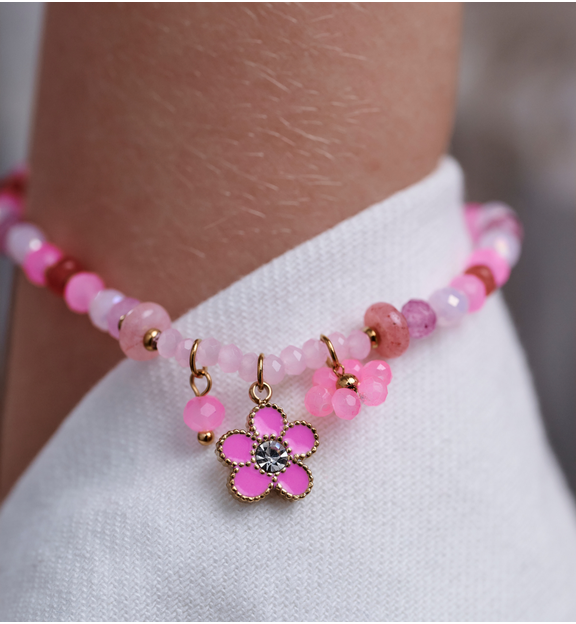 Bransoletka różowa z zawieszkami kwiatkami BTW3413