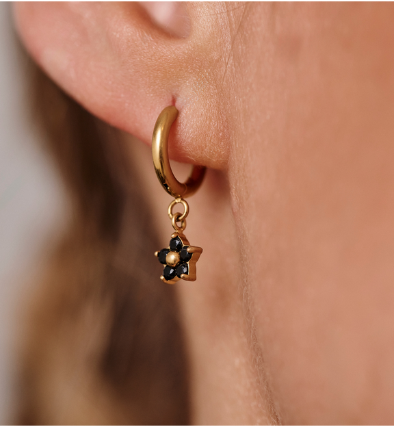 Kolczyki kółka ze złotą zawieszką w kształcie kwiatka z czarnymi cyrkoniami KSA2483