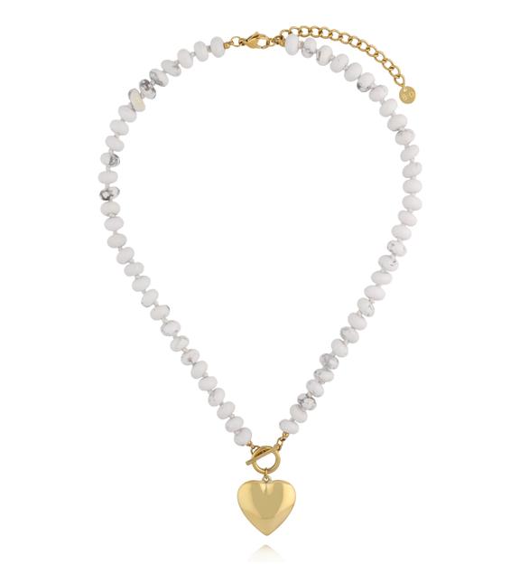 Naszyjnik z howlitu z pozłacanym sercem NPA1597