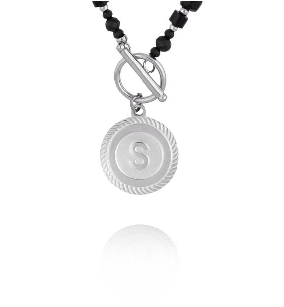 Naszyjnik z czarnych kamieni z zawieszką z literką S – srebrne wykończenie  NTW1601