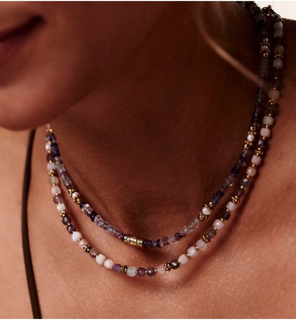 Naszyjnik z fluorytu i pereł słodkowodnych ze złotymi detalami NEA0079