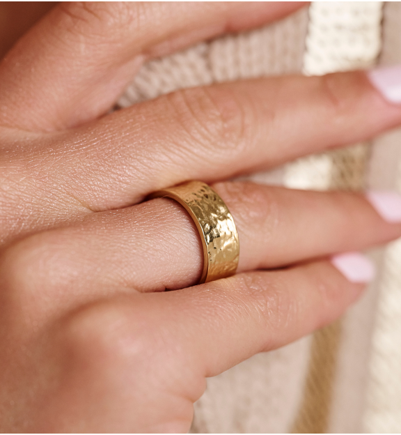 Pierścionek w kolorze złota z młotkowaną fakturą PSA1155