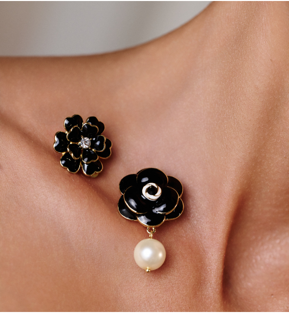 Klipsy kwiaty z czarnym emaliowanym wykończeniem z perłą KSS2032