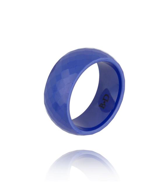 Obrączka z ceramiki kobaltowa fasetowana Feminine PFE0014