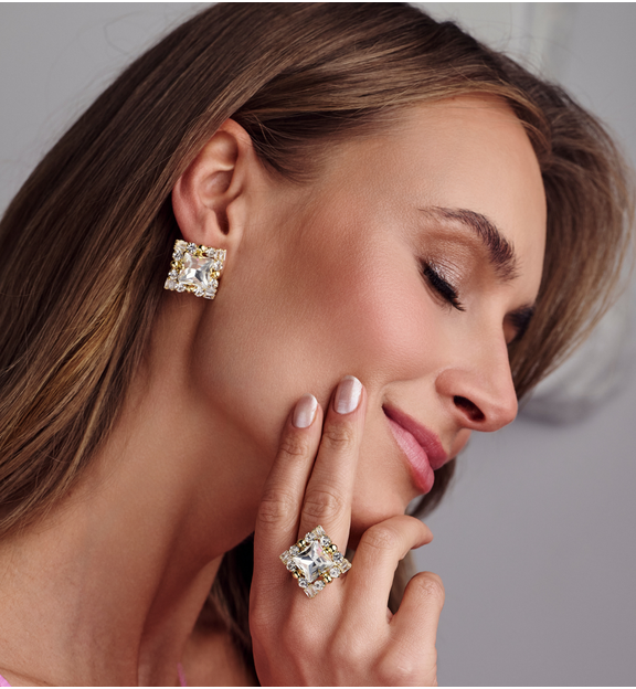 Zestaw biżuterii z cyrkoniami – kolczyki i pierścionek w złotym odcieniu ZN0131