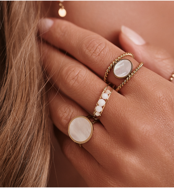 Pierścionek regulowany złoty z masą perłową PEA0023