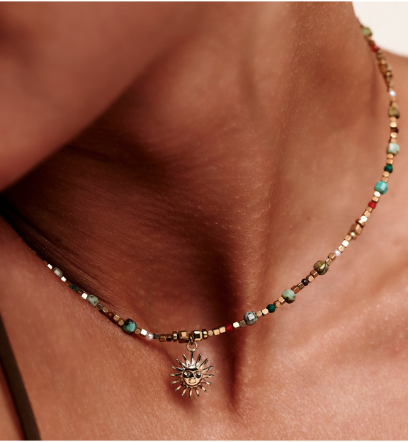 Naszyjnik z naturalnych kamieni z zawieszką słońce NEA0088