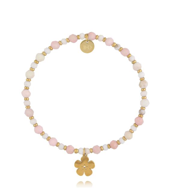 Bransoletka z różowego opalu z zawieszką kwiatka BTW3702