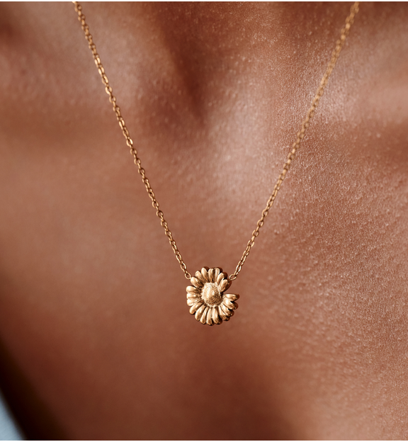 Naszyjnik z kwiatową zawieszką w kolorze złota NSY0927