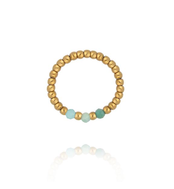 Pierścionek elastyczny ze złotych kuleczek z amazonitem PTW0618