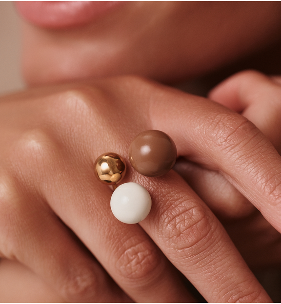 Pierścionek z kulkami w odcieniach bieli i czekolady PSA1085