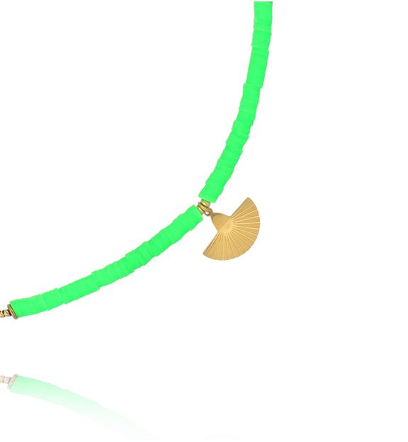 Naszyjnik z zielonych koralików z zawieszką wachlarza NSH0124