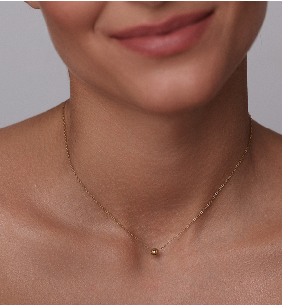 Naszyjnik z delikatnym łańcuszkiem i kulką NSY0798