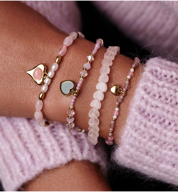 Zestaw bransoletek z kwarcu różowego i pereł z motywem serca ZN0156