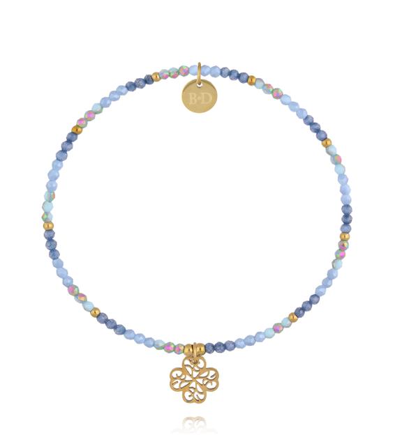 Bransoletka z niebieskich kryształków z ażurową koniczynką BTW3687