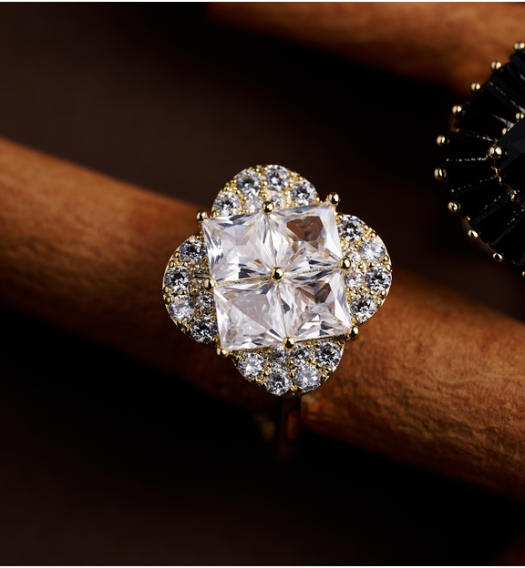 Pierścionek z transparentnymi kryształkami PSS0185