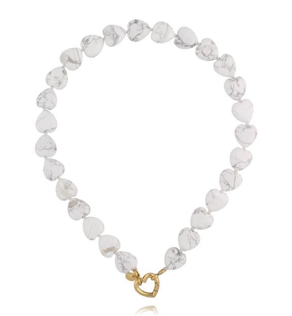 Naszyjnik z howlitu w kształcie serc z pozłacanym zapięciem NPA1601