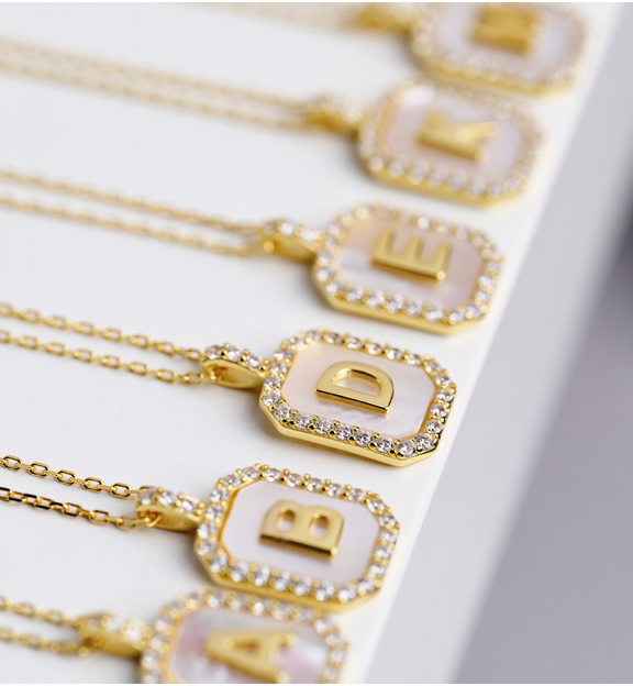 Naszyjnik z literką D na perłowym tle z cyrkoniami NCA0103