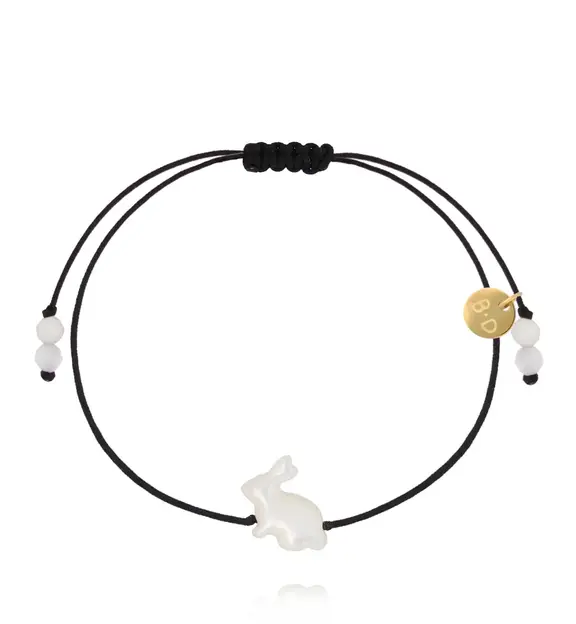 Bransoletka na czarnym sznurku z białym króliczkiem BMT0348
