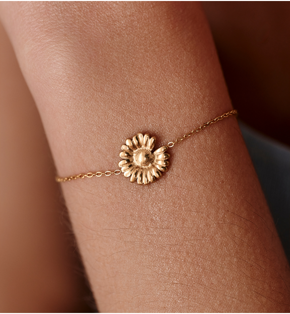 Bransoletka ze stokrotką na złotym łańcuszku BSY0628