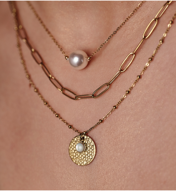 Naszyjnik warstwowy z perłą i złotym medalionem NEA0057