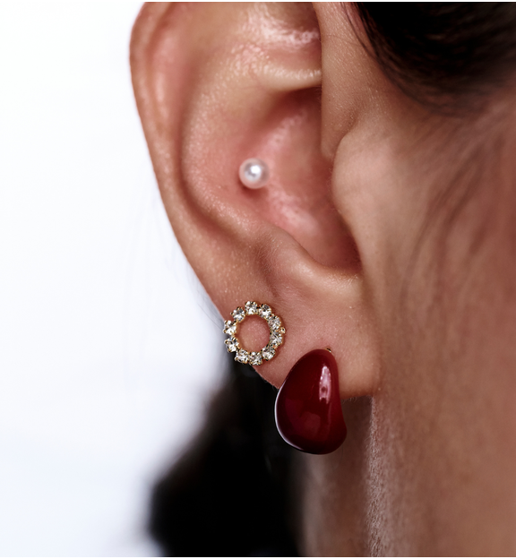 Zestaw kolczyków z perłą, kryształowym okręgiem i bordowym akcentem KMB0044