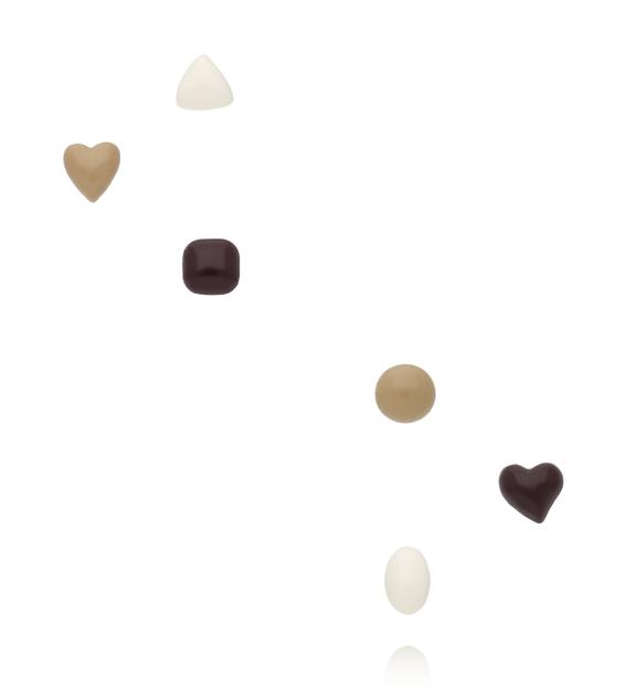 Zestaw kolczyków w neutralnej palecie z różnymi formami KMB0050