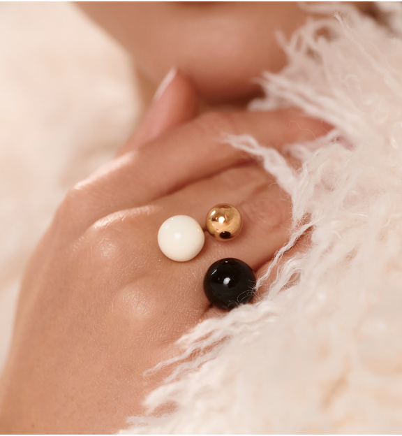 Pierścionek z kulkami w odcieniach białego i czarnego PSA1109